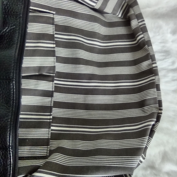 Adrienne Vittadini Handbag Black. - Picture 6 of 16